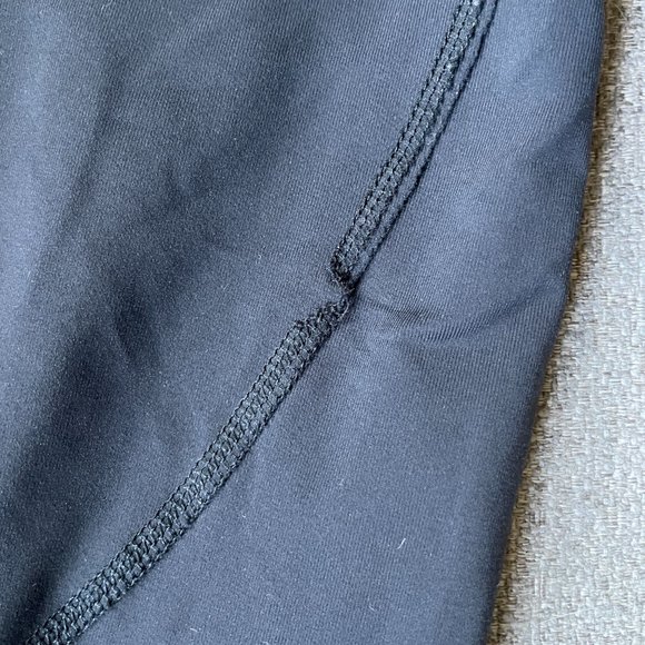 LULULEMON Run: Excel Crop in Deep Coal | Size 6 - Picture 13 of 15